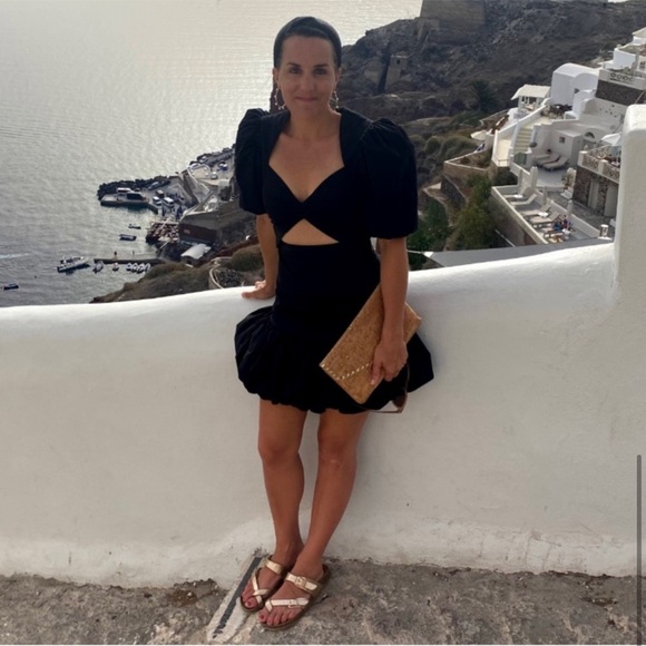 Hi! I’m Annie. Thanks for shopping my closet! Make yourself at home. :) - Picture 7 of 7